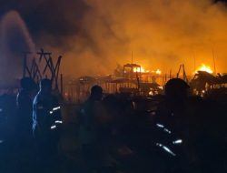 Puluhan Rumah di Pemukiman Padat Penduduk Terbakar