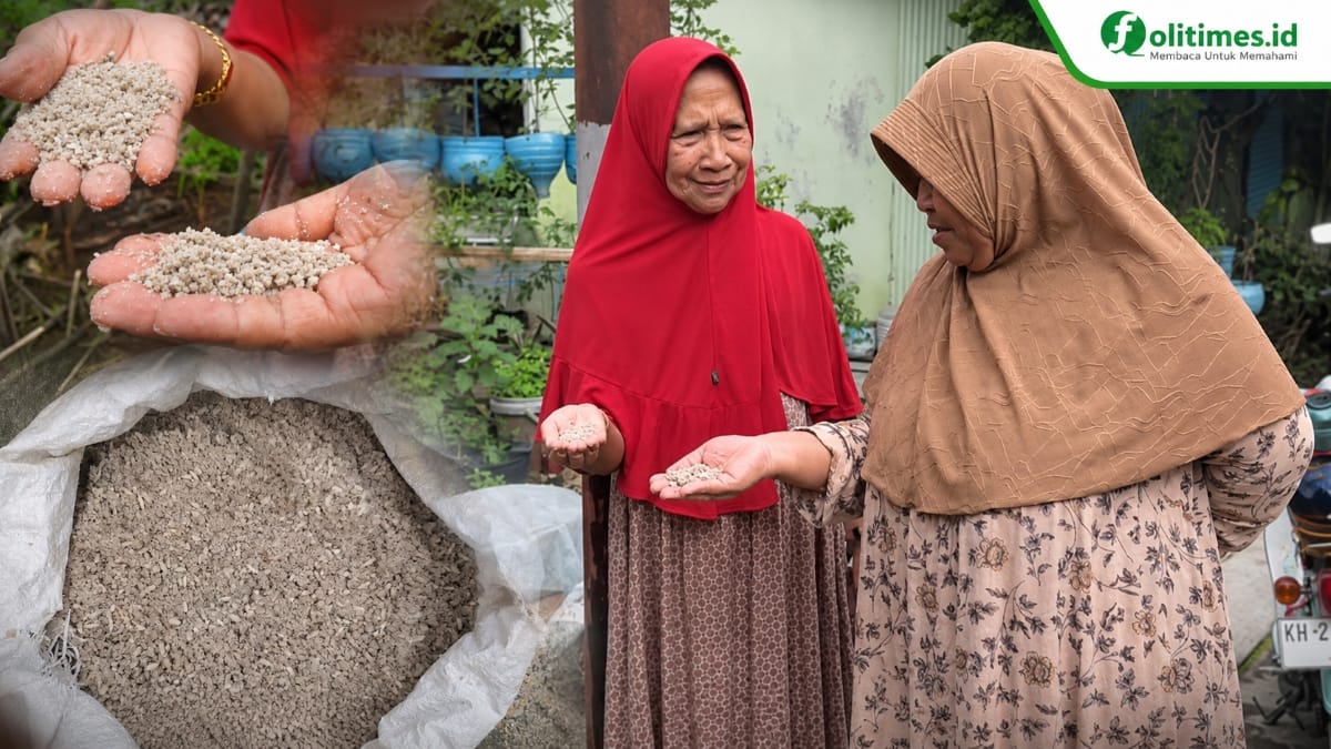 Dua warga Sampit menunjukkan material pasir yang ditemukan di dalam karung yang semula dikira berisi beras. Foto Ist