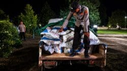 Personel Polsek Jaya Karya memeriksa puluhan karung pupuk bersubsidi yang diamankan dari kendaraan pickup di wilayah Mentaya Hilir Selatan, Kotawaringin Timur.