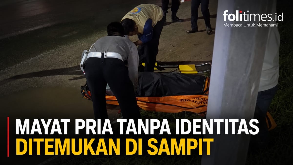 Petugas mengevakuasi jenazah pria tanpa identitas di tepi Jalan Pramuka Sampit pada malam hari.