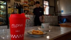 Suasana Kopi Along di Palangka Raya saat aktivitas pelayanan bergantung pada pasokan listrik. Foto Istimewa