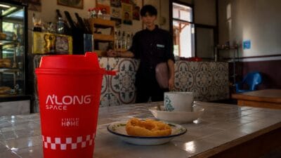 Suasana Kopi Along di Palangka Raya saat aktivitas pelayanan bergantung pada pasokan listrik. Foto Istimewa