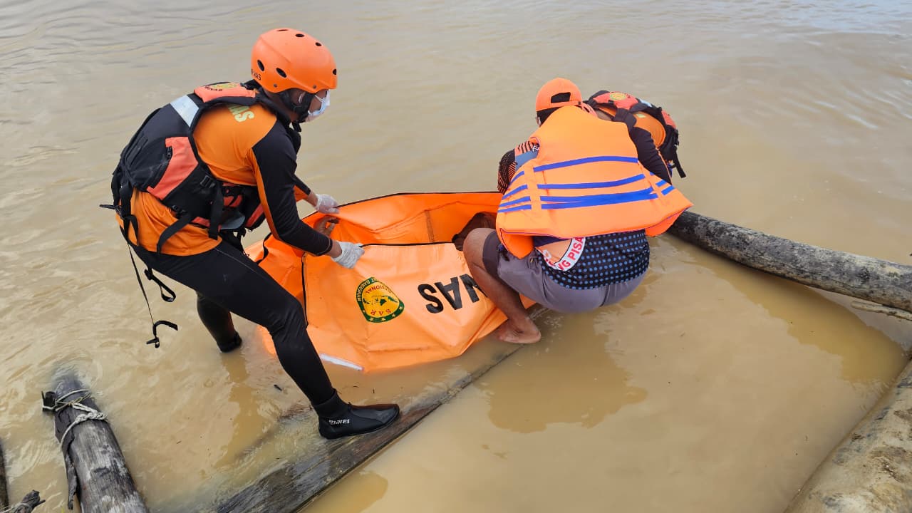 Tim SAR Gabungan melakukan pencarian korban kelotok tenggelam di DAS Kahayan, Kabupaten Pulang Pisau.
