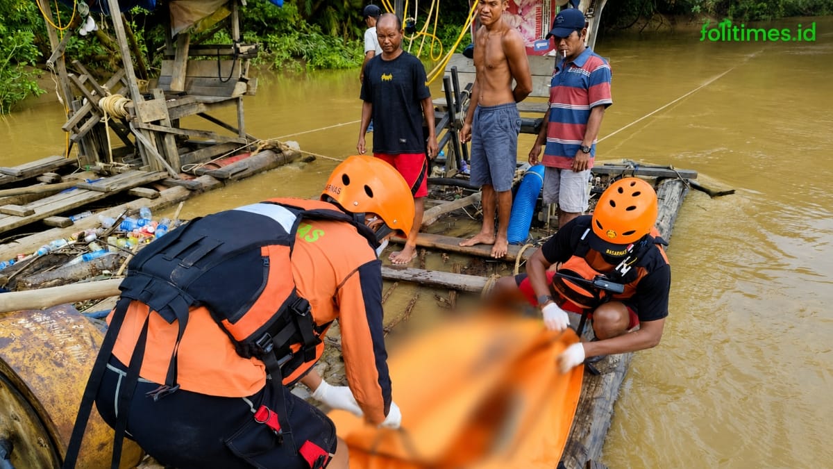 Tim SAR Gabungan mengevakuasi korban tenggelam di Sungai Kapuas, Kapuas Hulu, dengan bagian sensitif pada kantong jenazah diburamkan