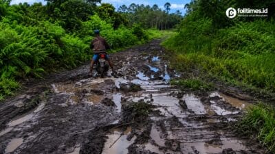 Jalan Rusak Desa Soren Ganggu Akses Warga