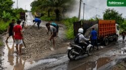 Warga menimbun jalan rusak di Desa Hajak, Barito Utara