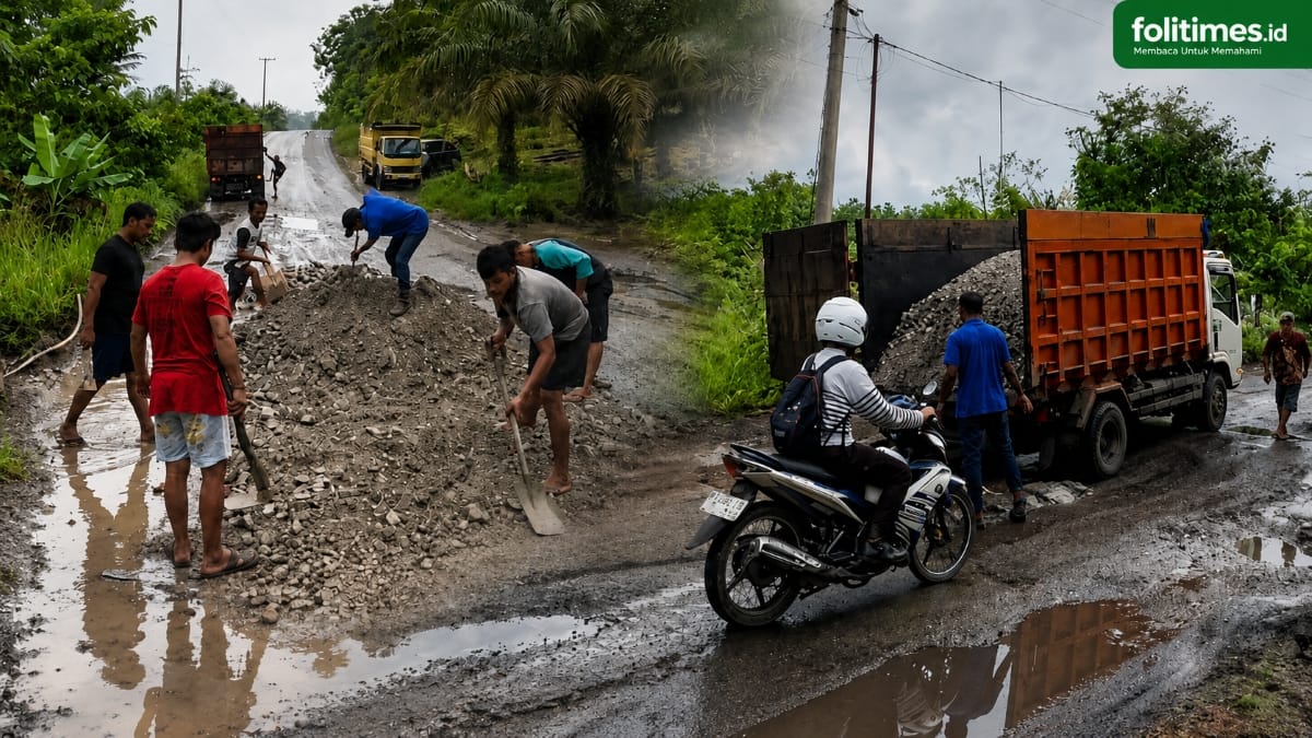 Warga menimbun jalan rusak di Desa Hajak, Barito Utara