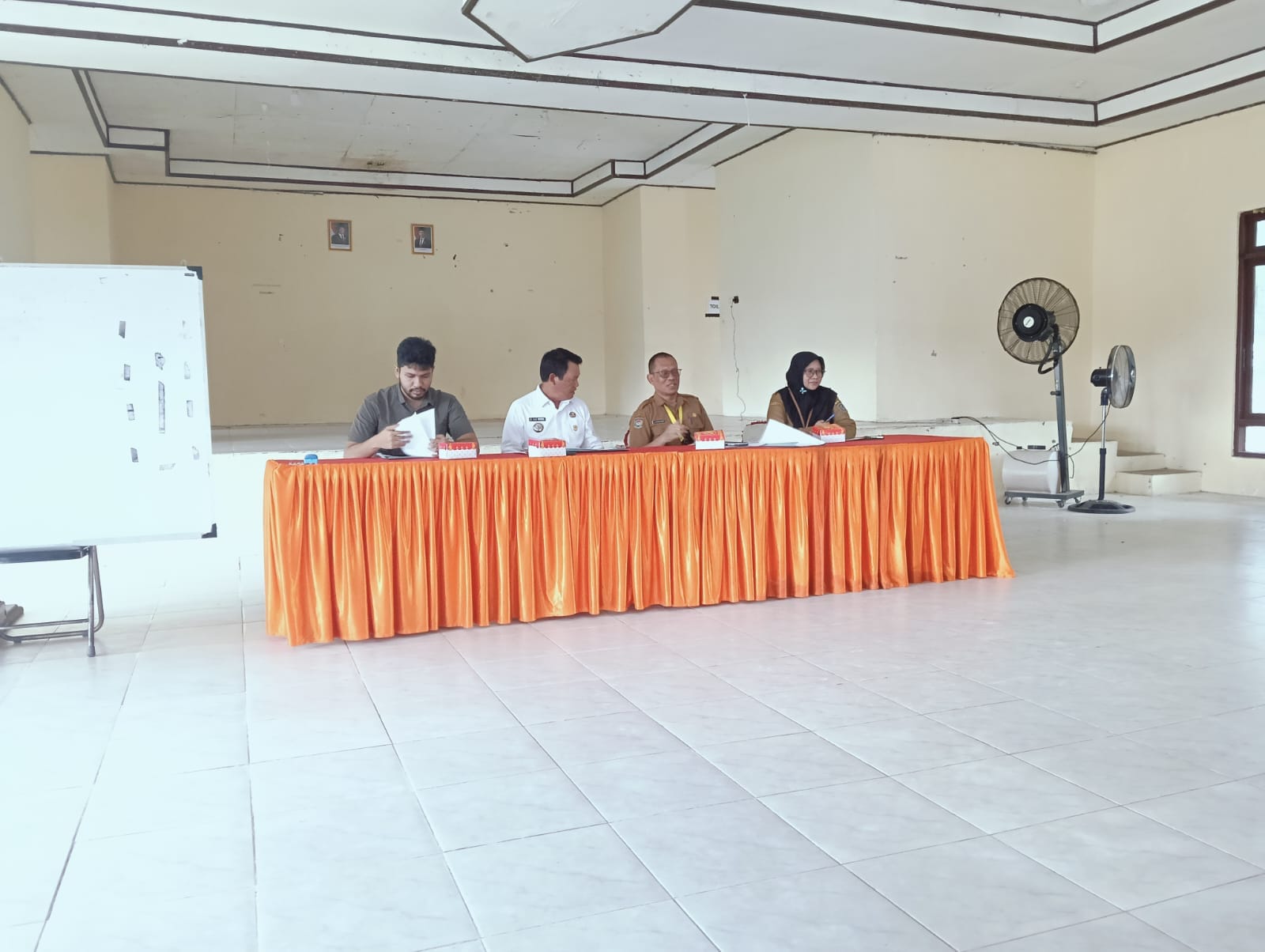 Rapat evaluasi FPKMS di Gedung Serbaguna Kecamatan Hanau, Kabupaten Seruyan, membahas penyitaan dan pengelolaan eks lahan PT BJAP yang menjadi sorotan warga Desa Bukit Buluh.