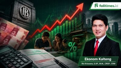 Ilustrasi kenaikan BI Rate dengan latar grafik ekonomi dan foto Ekonom Kalteng Rio Kriswana