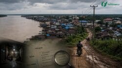lustrasi permukiman warga Mengkatip di tepian sungai dengan akses jalan terbatas dan sorotan dokumen anggaran kepastian listrik 24 jam