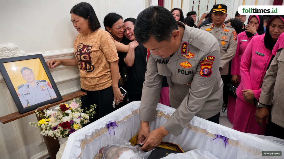 Kapolda Kalteng Irjen Pol Iwan Kurniawan melayat ke rumah duka Aipda Yudhi Perdana Putra, anggota Polri yang gugur dalam insiden di Katingan. Foto: Istimewa