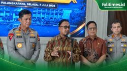 Komisioner Kompolnas Choirul Anam (tengah) didampingi Kapolda Kalimantan Tengah Irjen Pol Iwan Kurniawan (kiri)