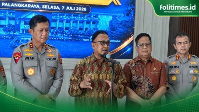 Komisioner Kompolnas Choirul Anam (tengah) didampingi Kapolda Kalimantan Tengah Irjen Pol Iwan Kurniawan (kiri)