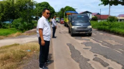 Kondisi ruas Jalan HM Arsyad di Kotawaringin Timur dipenuhi lubang