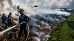 Petugas gabungan memadamkan kebakaran lahan gambut di Desa Tumbang Nusa, Pulang Pisau, sementara helikopter water bombing mendukung operasi dari udara.