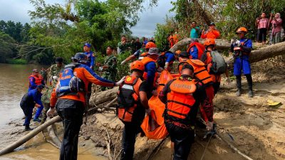 Tim SAR gabungan mengevakuasi jasad Aiptu Sumaryanto usai ditemukan di Sungai Katingan, Kabupaten Katingan. Foto Basarnas Palangka Raya.