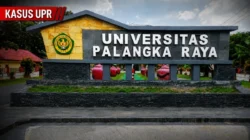 Gerbang Universitas Palangka Raya dengan simbol hukum yang menggambarkan perdebatan legalitas Peraturan Senat Ex Officio.