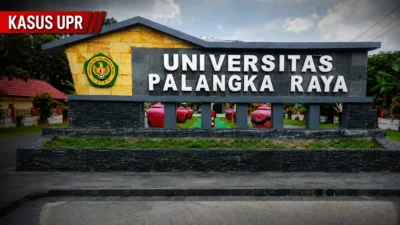 Gerbang Universitas Palangka Raya dengan simbol hukum yang menggambarkan perdebatan legalitas Peraturan Senat Ex Officio.