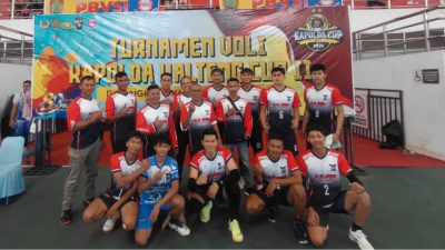 Tim Aji Jaya berfoto bersama usai mengalahkan Polres Barito Selatan dengan skor 3-1 pada babak penyisihan Turnamen Voli Kapolda Cup II 2026 di Palangka Raya.