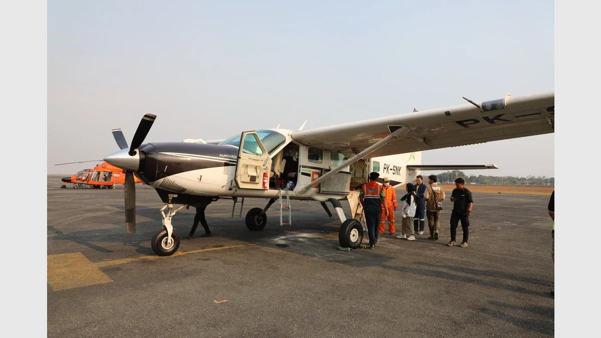 Petugas memantau perkembangan cuaca dan kondisi atmosfer Indonesia