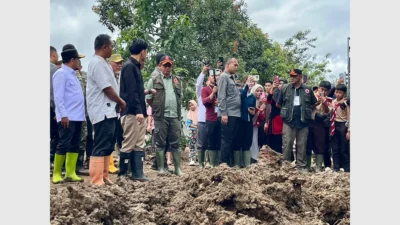 Gibran Rakabuming dan Kepala BNPB Suharyanto meninjau dampak banjir Kabupaten Solok pada 25 September 2026.
