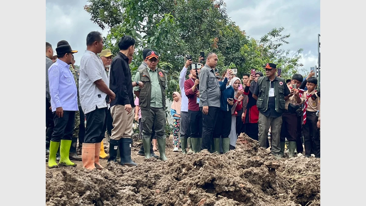 Gibran Rakabuming dan Kepala BNPB Suharyanto meninjau dampak banjir Kabupaten Solok pada 25 September 2026.