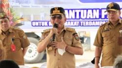 Penyaluran bantuan pangan dan BLT KHBS kepada warga Pahandut