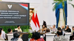 Presiden Prabowo membahas gambut dan karhutla bersama akademisi di Istana Merdeka