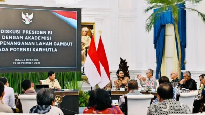 Presiden Prabowo membahas gambut dan karhutla bersama akademisi di Istana Merdeka
