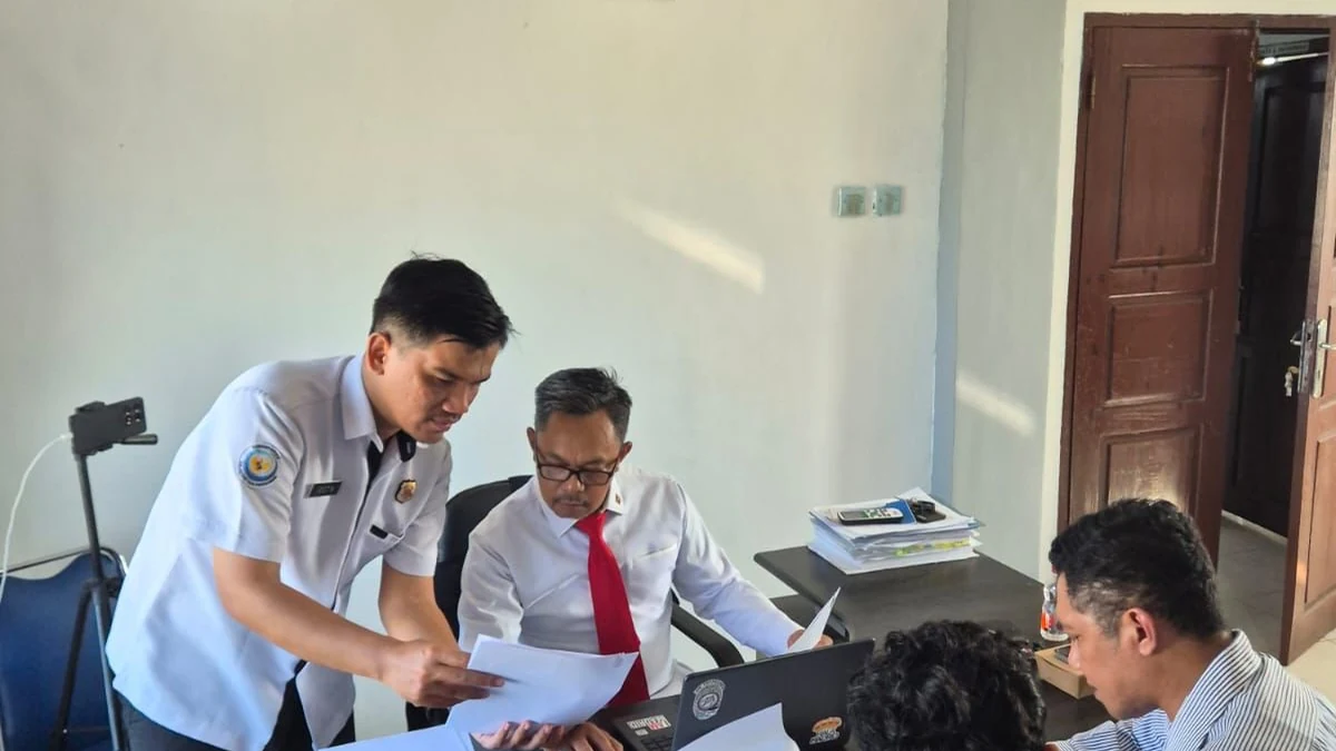 Petugas KKP memeriksa dokumen SLO kapal perikanan dalam penyidikan di Kendari.