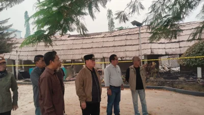 Dokumentasi Bupati Kotim Halikinnor saat meninjau sekolah yang terbakar, 27 September 2026.